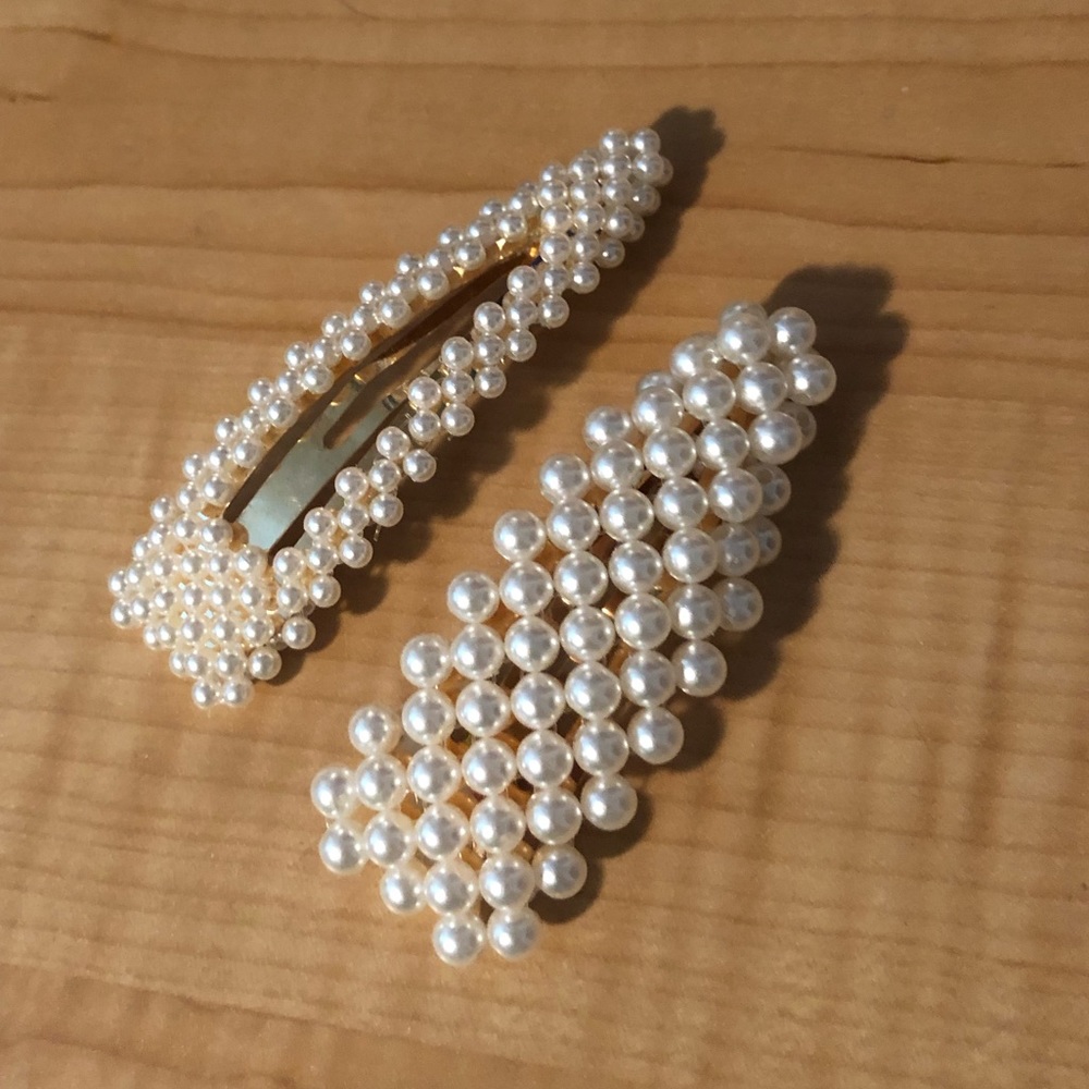 NWOT Pearl trendy Hair Clips set of two